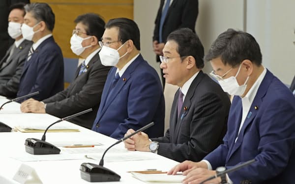 新型コロナウイルス感染症対策本部の会合であいさつする岸田首相（右から2人目、６月17日、首相官邸）＝共同