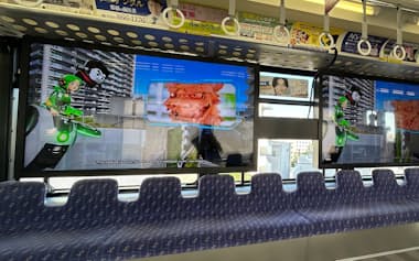 沖縄の歴史や伝統工芸を景色に載せて紹介する(9日、那覇市)