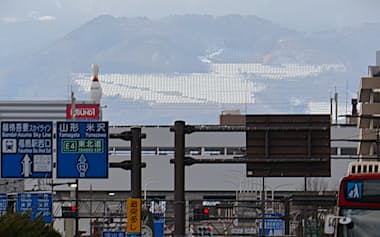 福島市中心部から見える先達山のメガソーラー(同市)