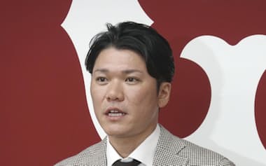 契約更改交渉を終え、取材に応じる巨人・坂本(9日、東京都内)=共同