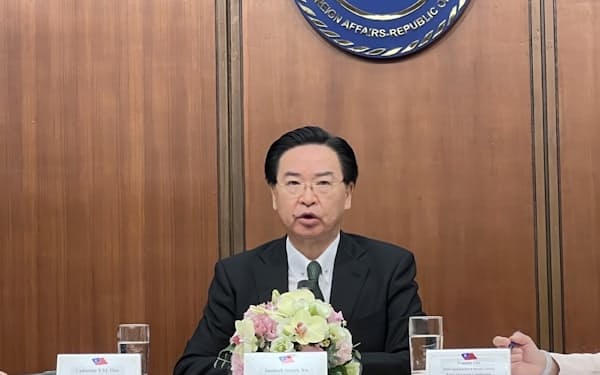台湾の呉釗燮・外交部長（外相）が記者会見し、中国の姿勢を厳しく非難した（26日、台北市）