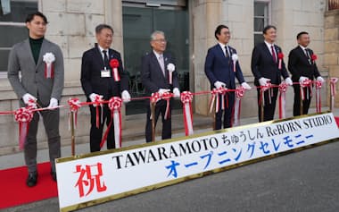 インキュベーション施設の開業イベントで高江町長(右から3人目)らがテープカットした(9日、奈良県田原本町)