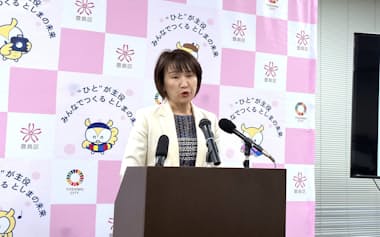 記者会見する高際みゆき区長(9日、東京都豊島区)