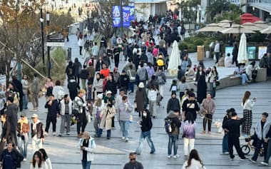 上海の西岸(ウエストバンド)は再開発を経て多くの人が訪れる場所となった(11月)