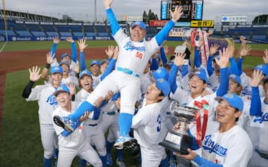 東都大学野球秋季リーグで6季連続優勝を果たし、胴上げされる青学大の安藤監督(中央)。選手を「後輩」「家族」として見守るなかから、プロで伸びる選手が生まれる=共同