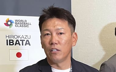 取材に応じる野球日本代表の井端弘和監督(9日、オーランド)=共同