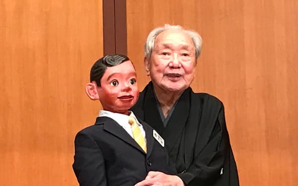 東京の鈴本演芸場での芸歴80周年の記念の会で、腹話術人形のター坊と再会した三遊亭金翁さん(2021年10月)