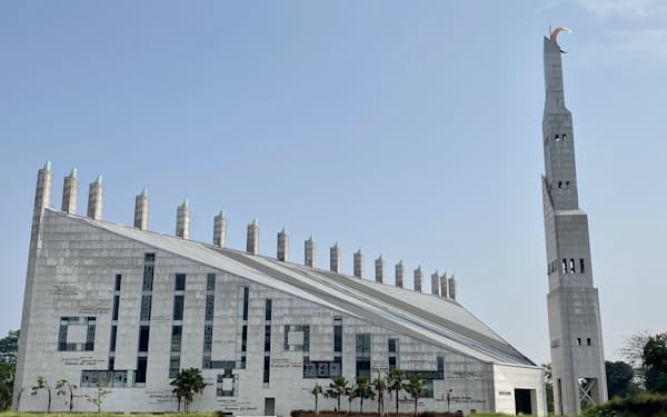 巨大なキャンパスには1500人収容のモダンなデザインのモスクも建設された