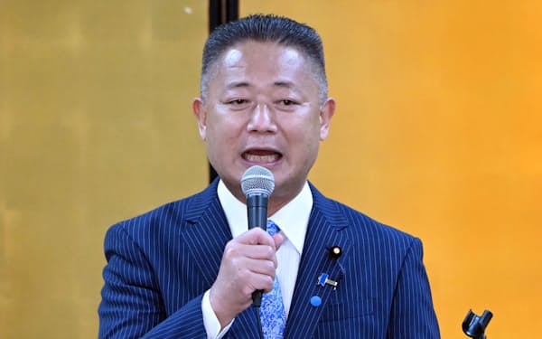 日本維新の会の新代表に選出され、あいさつする馬場伸幸氏（27日、大阪市中央区）