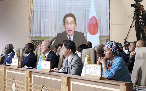 アフリカ開発会議（TICAD）の開会式に岸田首相（画面）はオンラインで参加した（27日、チュニジア・チュニス）＝外務省提供・共同