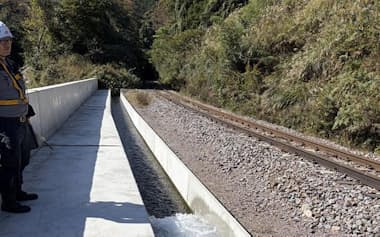 JR九州は水分トンネル(大分県由布市)の湧き水を発電に活用する=同社提供