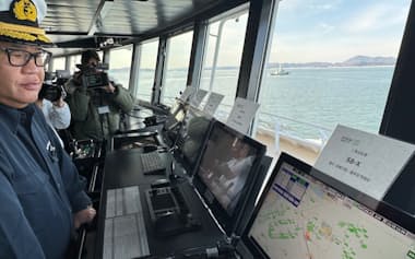 瀬戸内海に浮かぶタグボート(写真中央)を自動制御で避けるデモ航行を報道陣に公開(10日)