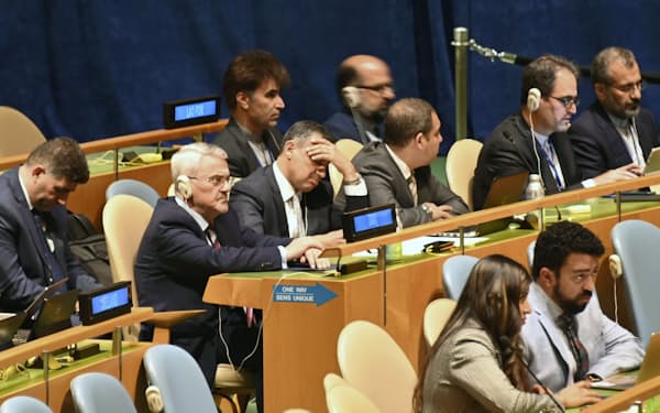 　核拡散防止条約（NPT）再検討会議が決裂し、疲れた表情を見せる議場の外交官ら（26日、米ニューヨーク）＝共同