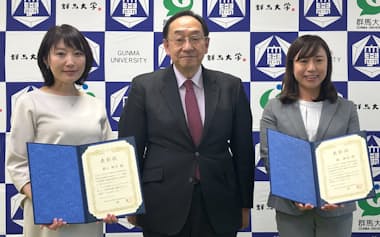 群馬大学が表彰した關助教㊨と関口講師㊧、医学系研究科の調科長(10日、前橋市)