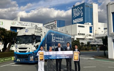 ネスレ日本とT2は自動運転トラックを用いた実証実験の出発式を開いた(10日、兵庫県姫路市)