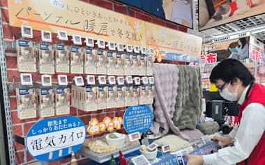 ビックカメラ有楽町店の電気カイロと電気毛布の売り場(10日、東京都千代田区)