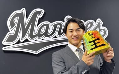 ポーズを決めるロッテの西川(10日、ZOZOマリン)=共同