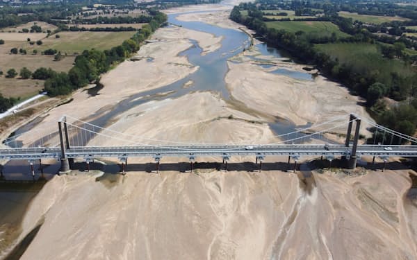 欧州各地で記録的な高温と乾燥が広がる（フランスのロワール川）ロイター