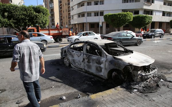 リビアの首都トリポリで起きた衝突に巻き込まれて破壊された車（28日）＝ロイター