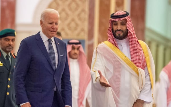 サウジアラビア・ジッダの宮殿でバイデン米大統領（手前左）を迎えるムハンマド皇太子（７月）＝ロイター