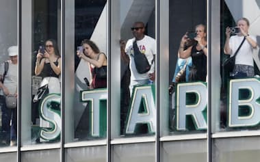 渋谷駅前で観光客に人気のスクランブル交差点を撮影する人たち(東京都渋谷区)=共同
