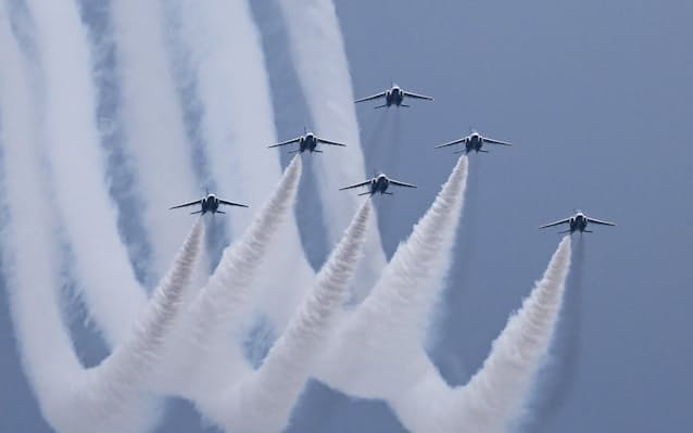 ブルーインパルスが曲技飛行 松島基地で3年ぶり航空祭 日本経済新聞 ブルーインパルスが曲技飛行 松島基地で3年ぶり航空祭 日本経済新聞