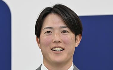 契約更改を終え、記者会見する広島の森下(10日、マツダスタジアム)=共同