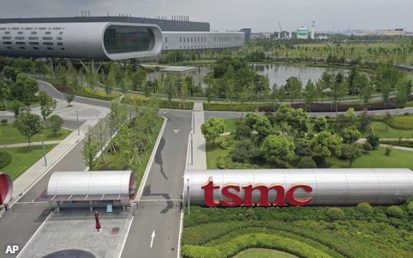 江蘇省に建設されたTSMCの南京工場。同社が米国で補助金を受けると中国での先端技術投資が制限される=AP