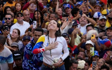 マドゥロ大統領への抗議運動で、支持者の声に応えるマチャド氏(1月、カラカス)=AP