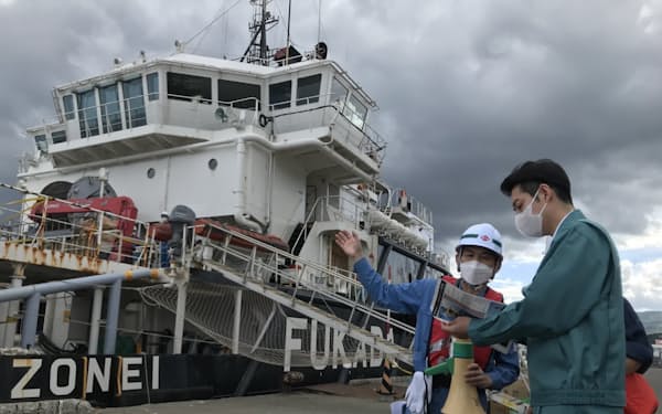 小樽港に停泊中の調査船「新潮丸」を視察する北海道の鈴木直道知事（小樽市）