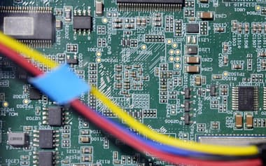 半導体が並ぶ回路基板=共同