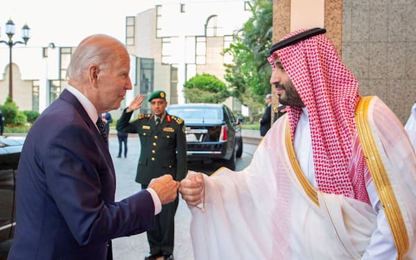 米国のバイデン大統領は今夏、サウジアラビアのムハンマド皇太子と会談した＝ロイター
