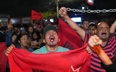 一部の与党支持者が選挙結果への不満から過激化した(9日、首都テグシガルパ)=AP