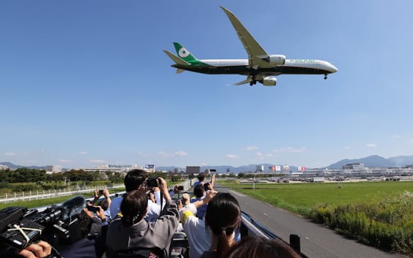 飛行機の離着陸を間近に見ることができるオープントップバスのツアー（福岡空港）