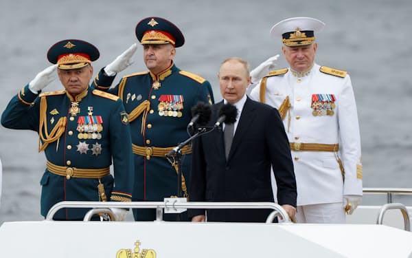 ７月３１日、北西部のサンクトペテルブルクで海軍のパレードに出席したプーチン大統領（右から２番目）と軍幹部＝ロイター