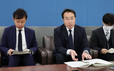 法人企業景気予測調査の結果を発表する前橋財務事務所の大庭所長(11日、前橋市)