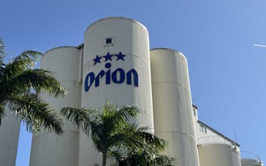 オリオンビール名護工場の醸造タンク(9日、沖縄県名護市)