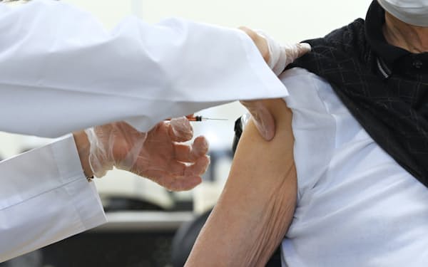 新型コロナウイルスワクチンの4回目接種を受ける高齢者(大阪市)
