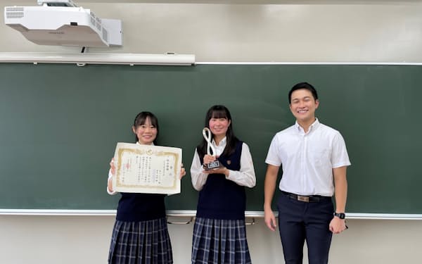 優勝した立花学園高校の富山チームと指導教官の石井秀平教諭（右端）