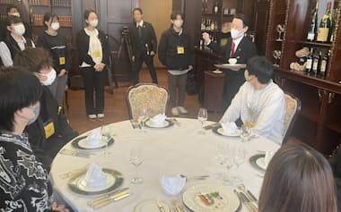 ホテル職員から配膳のマナーを学ぶ学生ら(11日、松山市)