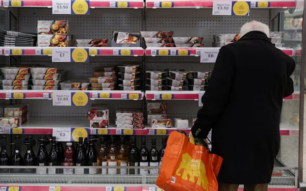 物価高騰が続く英国では、ＰＢ商品を選ぶ消費者が増えている＝ロイター