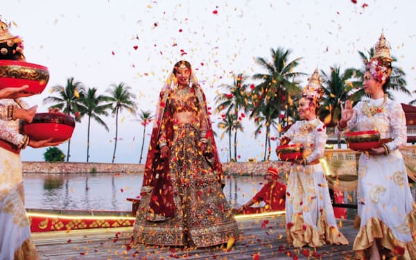 タイのリゾート、プーケットで祝福されるインドの花嫁（タイ・インド婚礼協会提供）