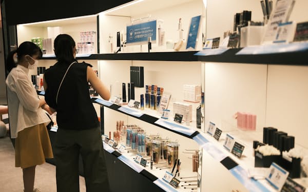 「アットコスメ　ＴＯＫＹＯ」（東京・渋谷）で化粧品の新商品を試す客