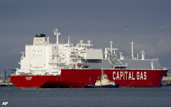 欧州各国は液化天然ガスの輸入を急ぐ(英国に入港するLNG船、AP)