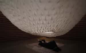 上條陽斗氏の作品。槙田商店(山梨県西桂町)と共同開発した織物を使ったインスタレーション 上條陽斗氏の作品。槙田商店(山梨県西桂町)と共同開発した織物を使ったインスタレーション