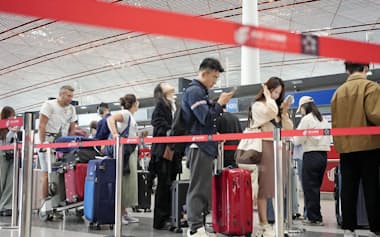 渡航自粛呼びかけ前は、北京首都国際空港は日本に向かう旅行客らで混雑していた(10月)=共同
