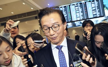 韓国・仁川空港で報道陣の質問を受ける田載秀海洋水産相(11日)=聯合・共同