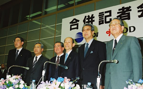 2000年4月、ＤＤＩ・ＫＤＤ・ＩＤＯ合併調印記者会見に出席する稲盛氏（右）