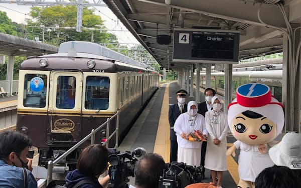 「海女さん列車」の出発式（8月27日、三重県志摩市）