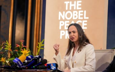 記者会見に臨むベネズエラの野党指導者マリア・コリナ・マチャド氏(11日、オスロ)=ロイター